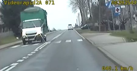 Mrugał światłami, by ostrzec innych kierowców. Dostał mandat i 3 pkt. karne