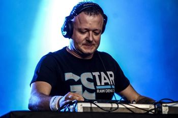 DJ Hazel spoczął pod Warszawą. Tak wygląda grób ikony polskich dyskotek