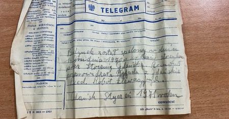 Niezwykłe odkrycie w ścianie dworca. Butelka z telegramem z 1971 r.