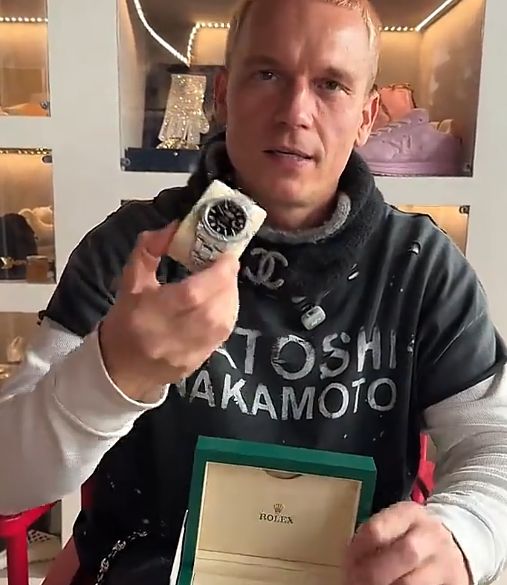 Bart Pniewski pokazuje Rolexa