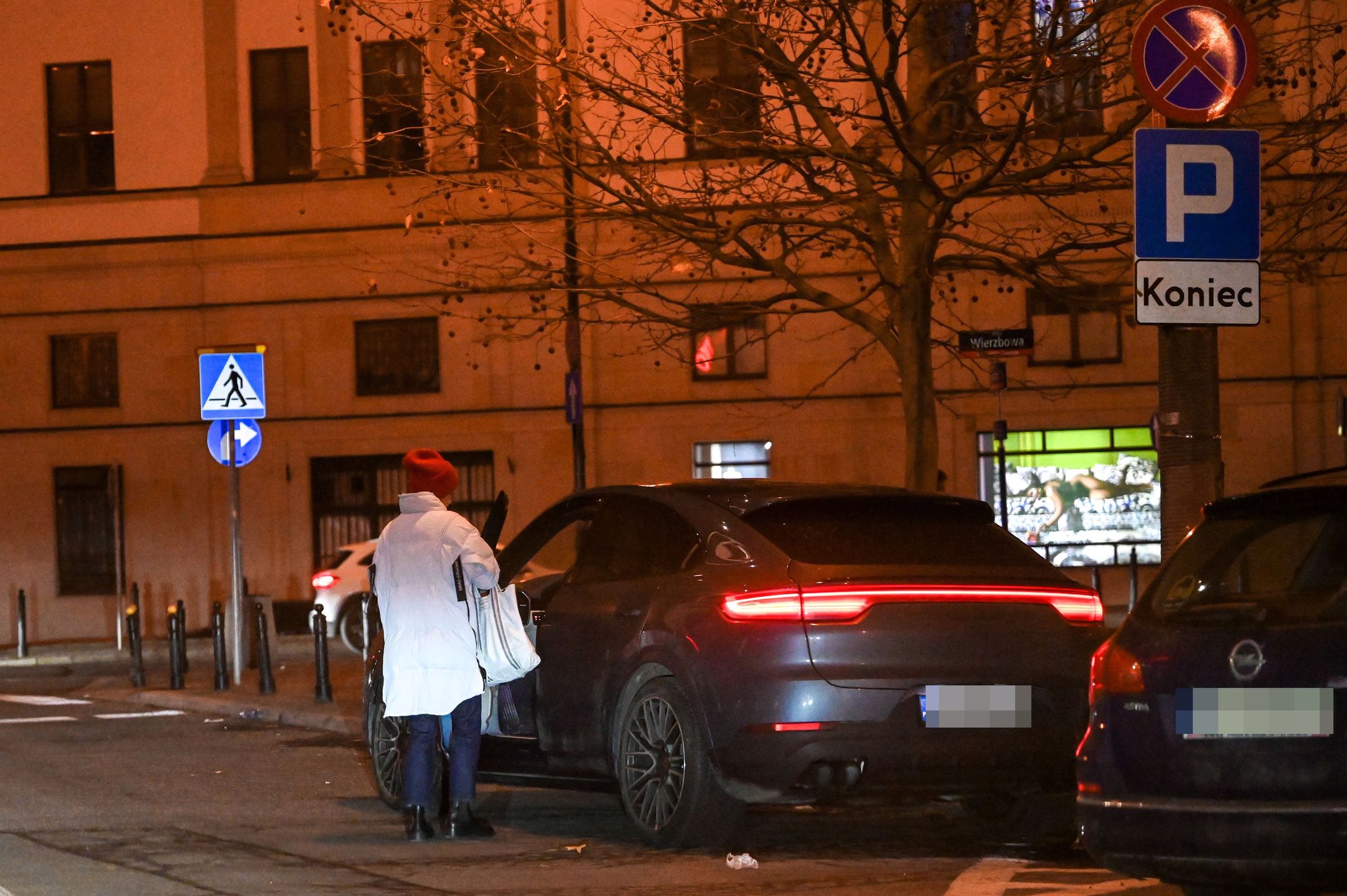 Małgorzata Kożuchowska parkuje na zakazie