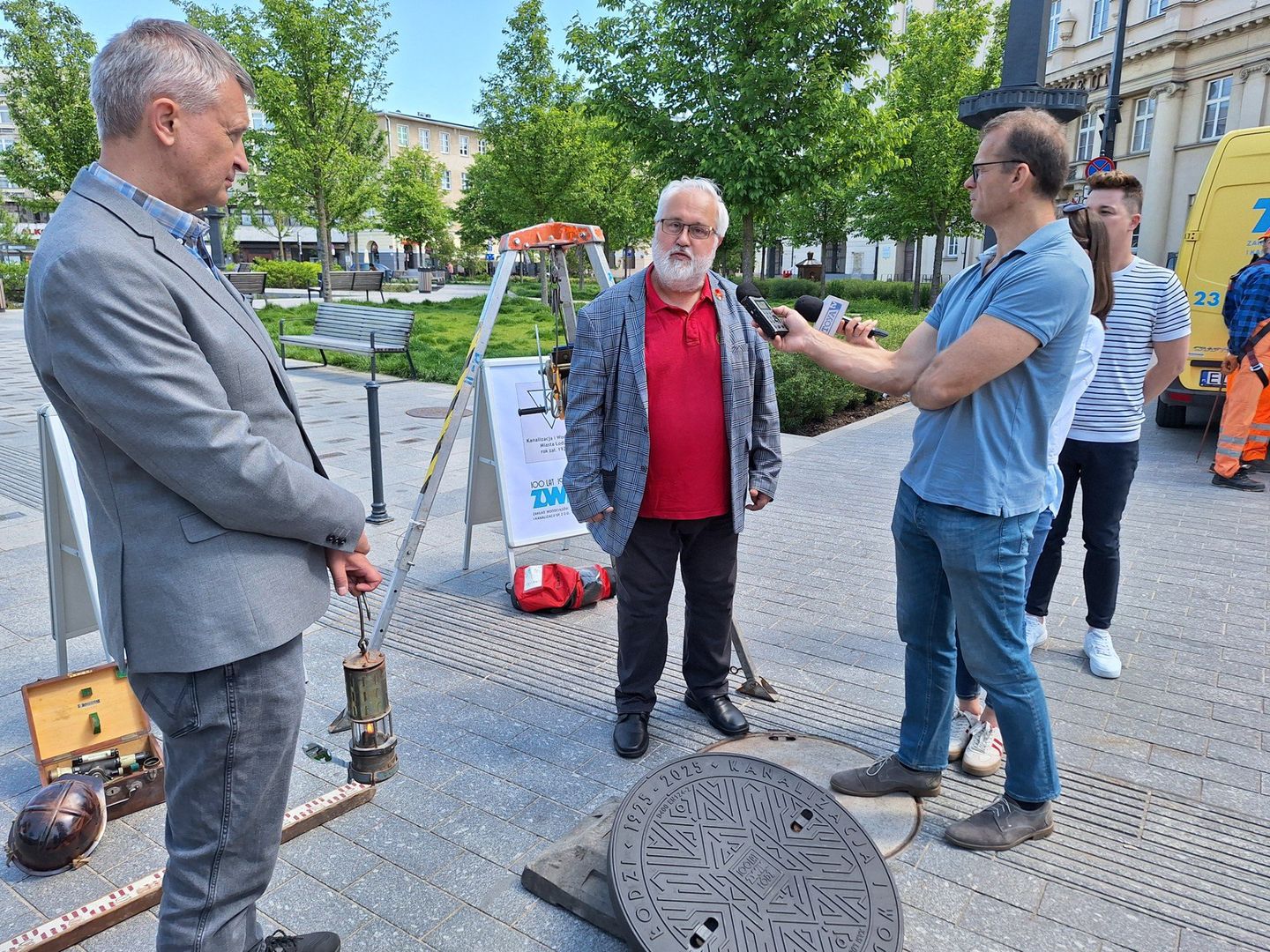Wymieniony został pierwszy betonowy właz na ozdobny, odlany z żeliwa. Takich włazów będzie 200!