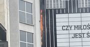 Pożar na elewacji zabytkowego domu towarowego w centrum Warszawy