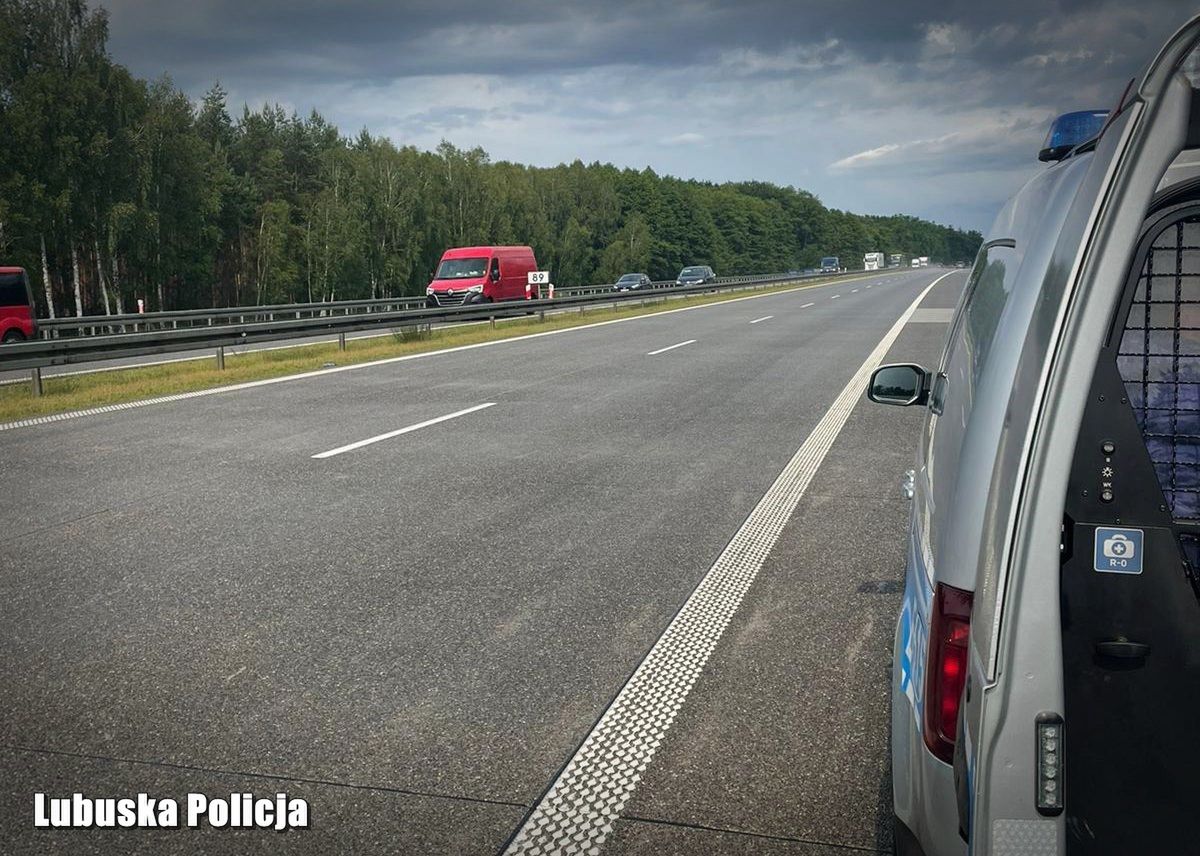 Hulajnogą elektryczną po autostradzie, pod prąd i do tego po alkoholu