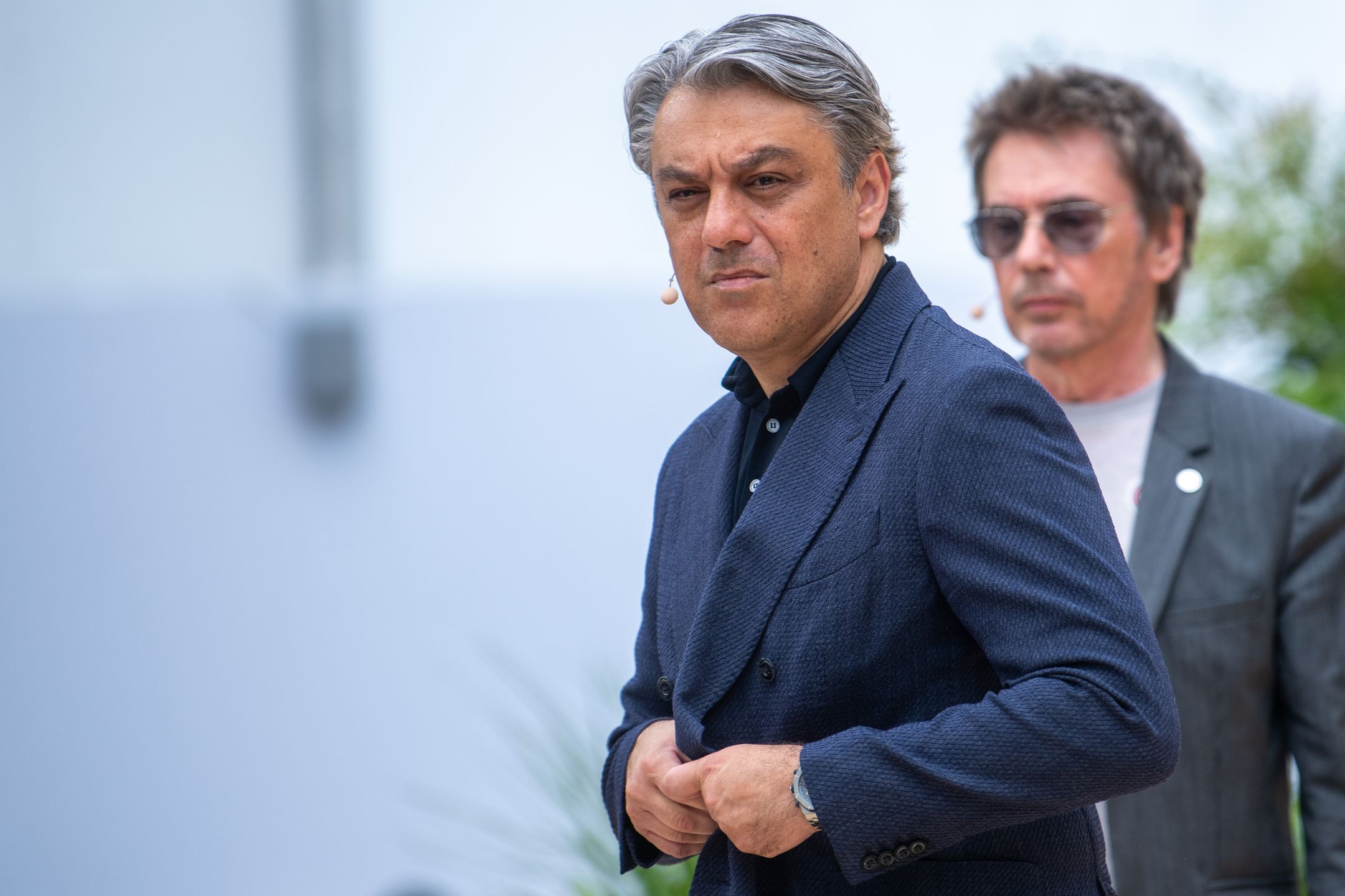 Luca de Meo podczas premiery auta koncepcyjnego w Paryżu. Za nim stoi Jean-Michel Jarre, który projektuje dźwięki elektrycznych aut