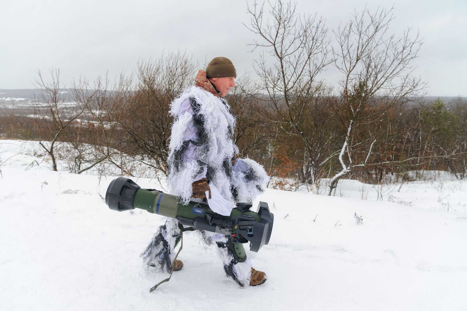 Ukraiński żołnierz z wyrzutnią NLAW. (Photo by Mykola Tys/SOPA Images/LightRocket via Getty Images)