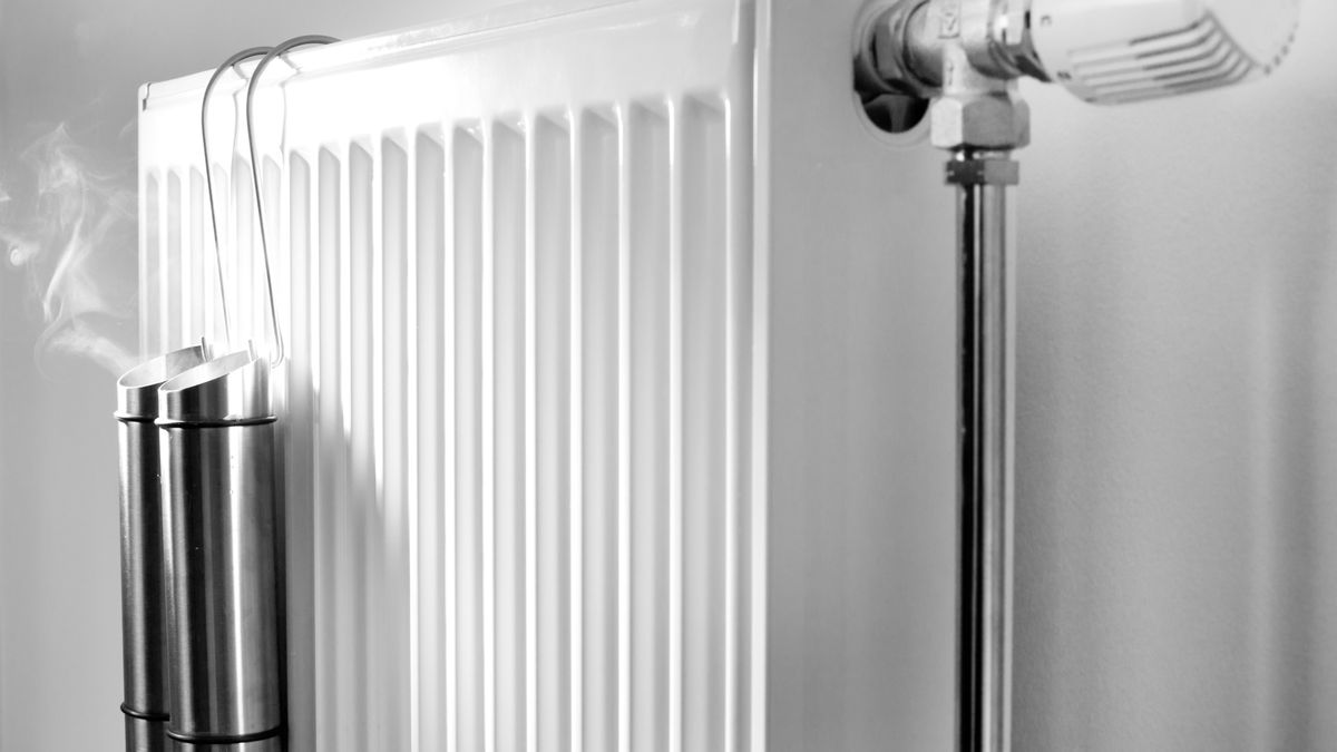 Ceramiczne nawilżacze powietrza to tani i prosty sposób na zwiększenie wilgotności powietrza. Pomaga w tym też położenie na grzejniku bardzo wilgotnego ręcznika czy wilgotnej chustki lub pieluszki.  