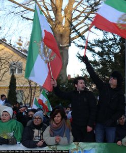 Zerwali irańską flagę. Incydent na budynku ambasady w Berlinie