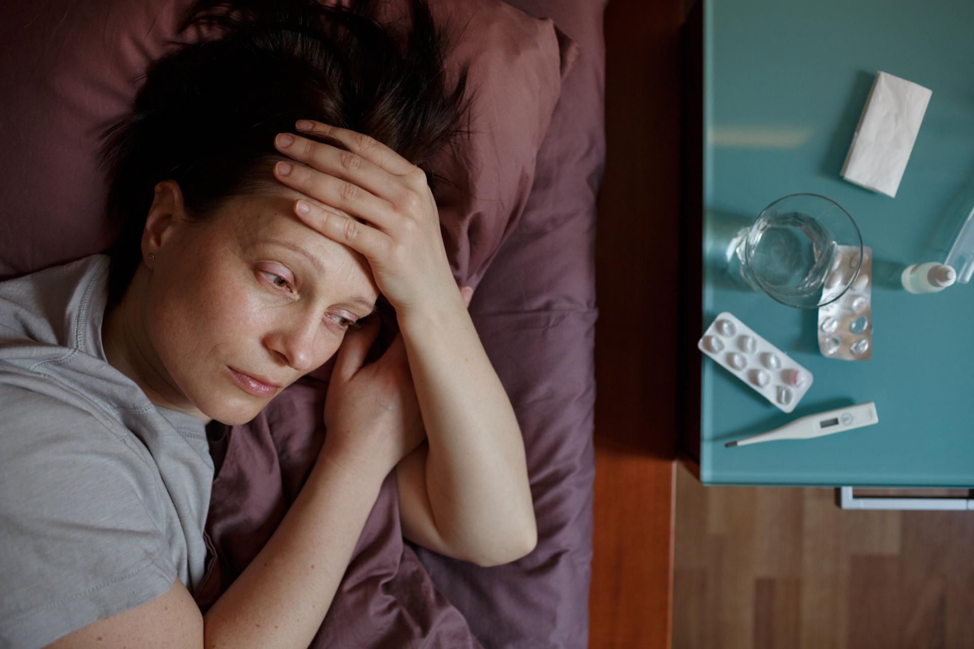 COVID-19 wywołuje m.in. silny ból głowy