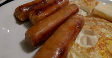 Kiełbasa wieprzowa podgrzana w mikrofalówce (pęto, burger)