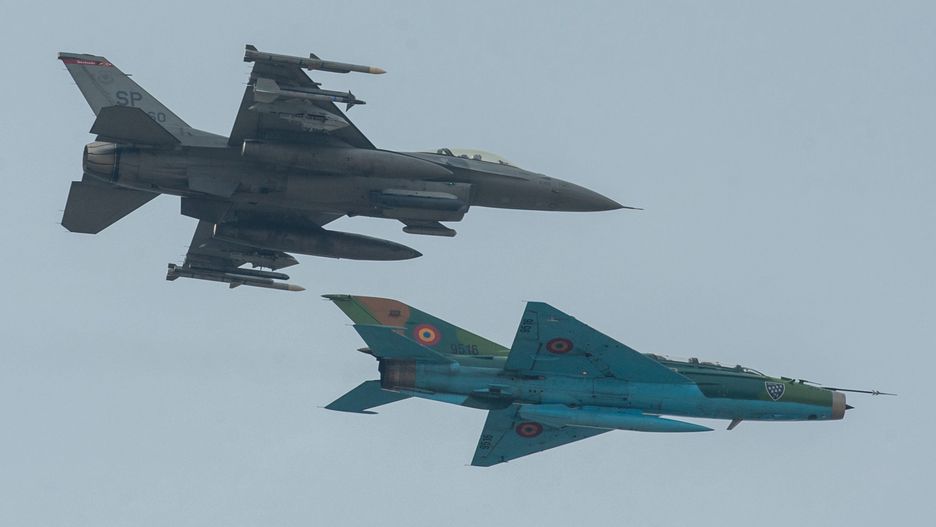 Joint air-force Romanian US military exercise
epa04674679 An F16 jet of the US Air Force (top) and a MIG 21 Lancer, belonging to Romanian Air Force (top), perform a close flight maneuver, during the joint Romanian-US military exercise  'Dacian Warhawk 2015' at Campia Turzii military air-base, 425 kilometers north-west from Bucharest, Romania, 22 March 2015. About 500 Romanian and US Air Force military personne with the MiG-21 Lancer, IAR-330  (SOCAT and MEDEVAC) and F-16 aircrafts were taking part in the joint military exercise between 16 and 26 March 2015.  EPA/MIRCEA ROSCA 
Dostawca: PAP/EPA.
MIRCEA ROSCA