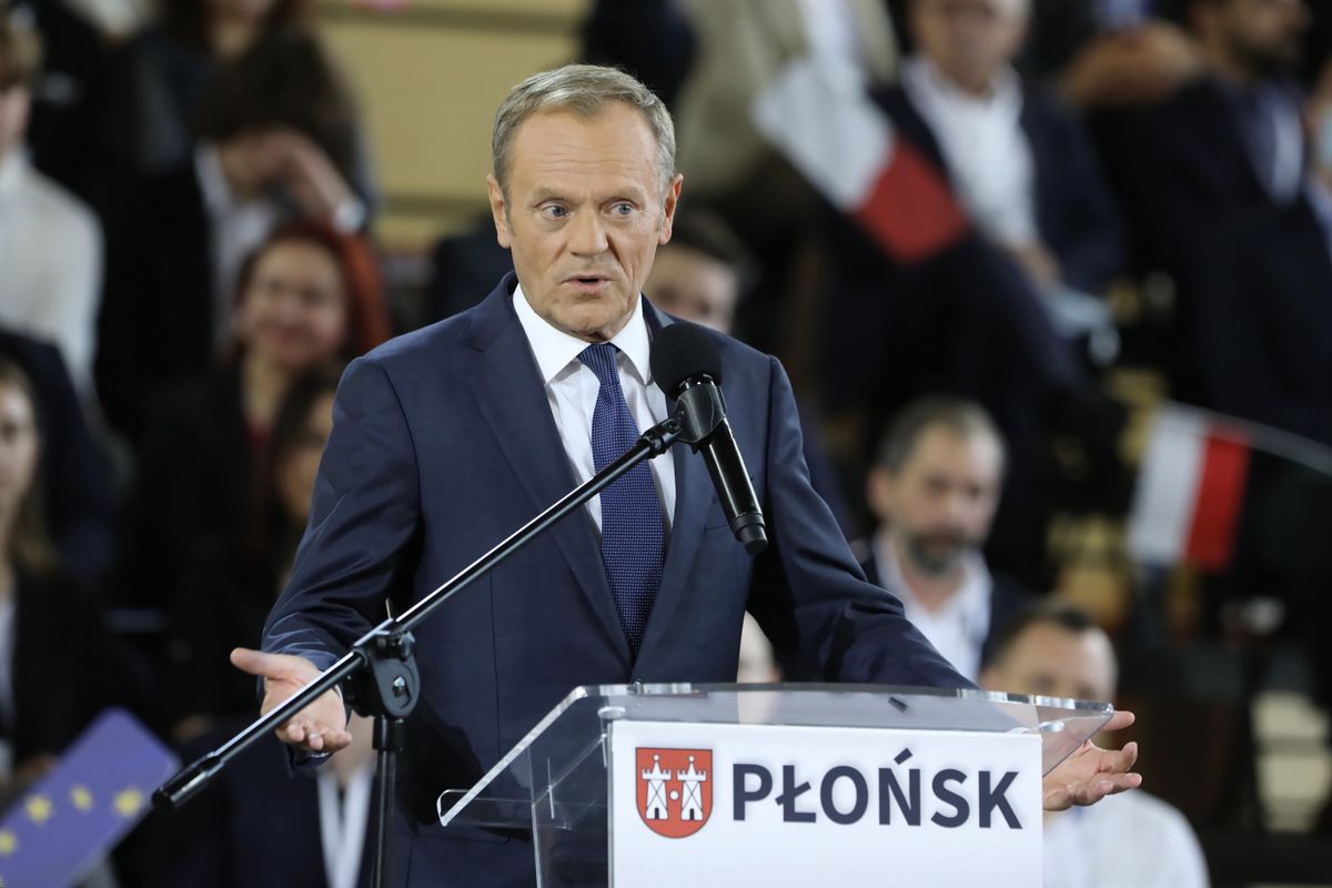 Donald Tusk zapewniał, że zadaniem PO jest obrona interesów Polski, obrona interesów miast, miasteczek i obrona "Polski w Europie" i "Europy w Polsce".


