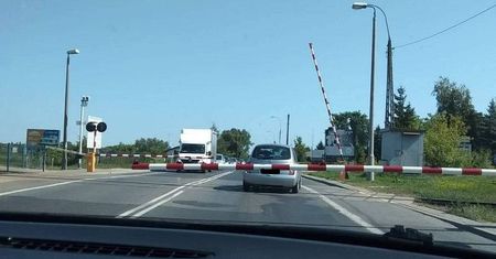 Wjechała pod opuszczające się rogatki. Utknęła na przejeździe kolejowym z dwójką dzieci