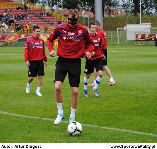 Michal Kadlec trenuje w specjalnej masce