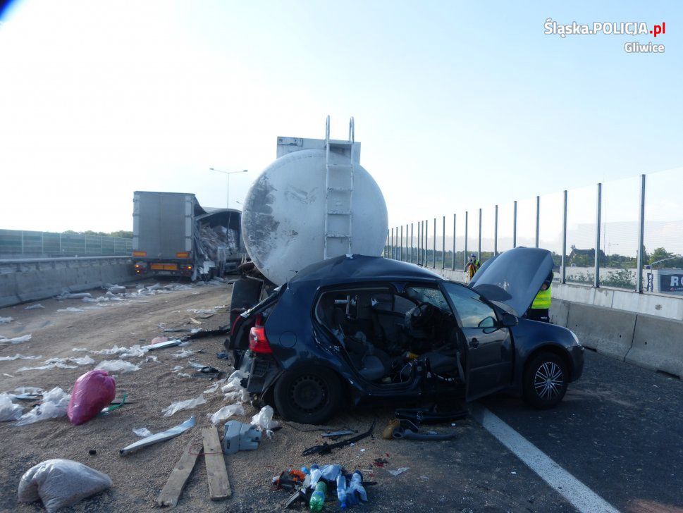 A4. Osobówka zgnieciona przez dwa tiry. Jedna osoba nie żyje