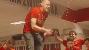 Piwo lało się strumieniami. Tak piłkarze Wisły świętowali awans w szatni