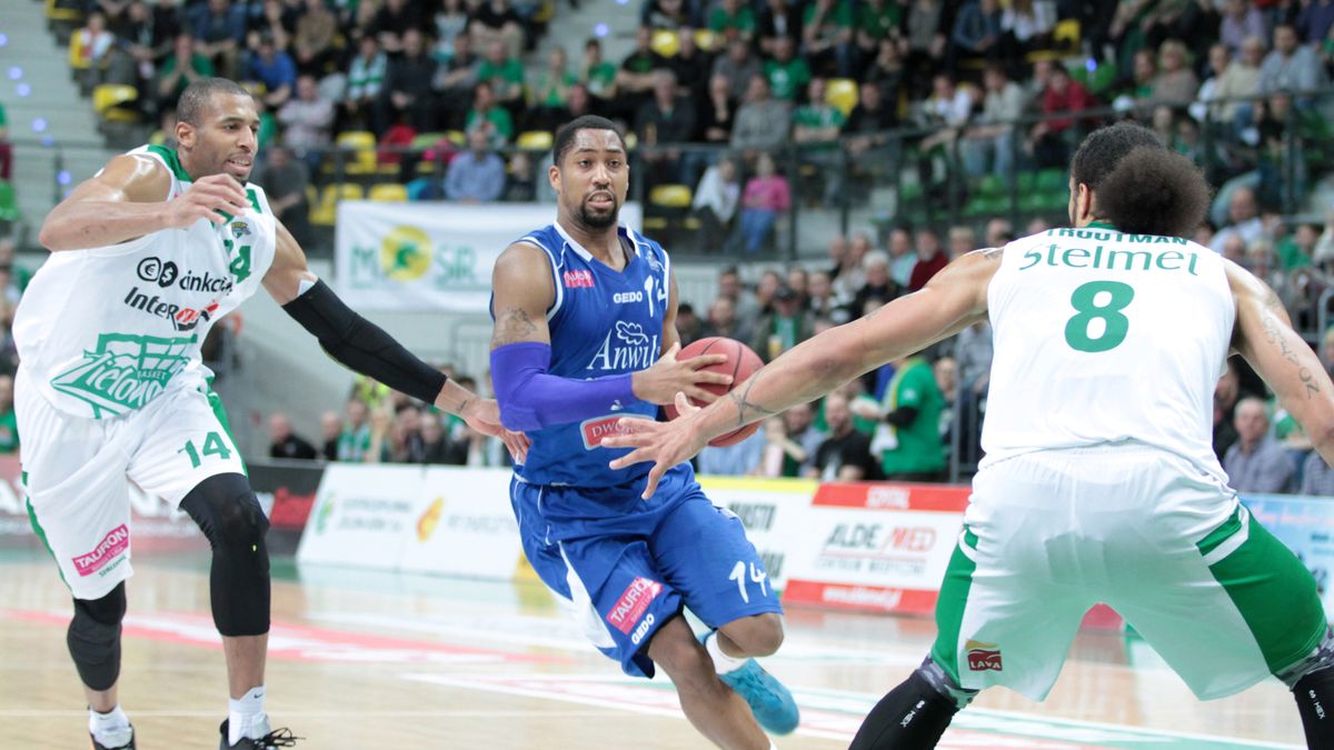 Newspix / Piotr Jędzura / Na zdjęciu: Chase Simon (z piłką)