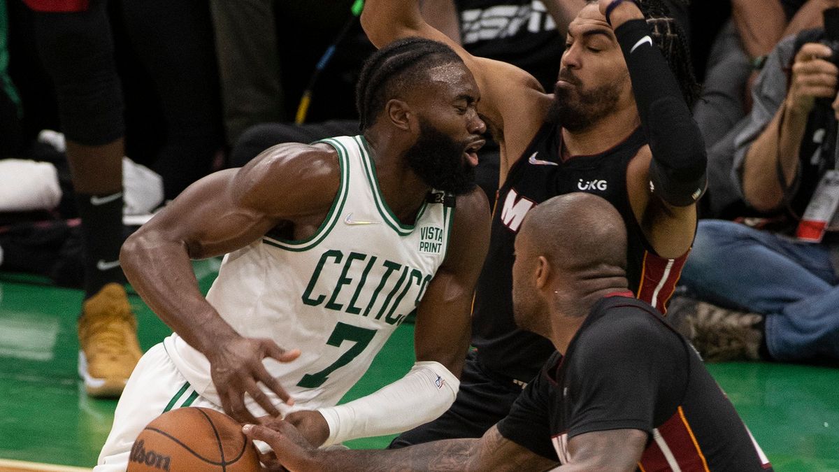 PAP/EPA / CJ GUNTHER / Na zdjęciu: Jaylen Brown i P.J. Tucker