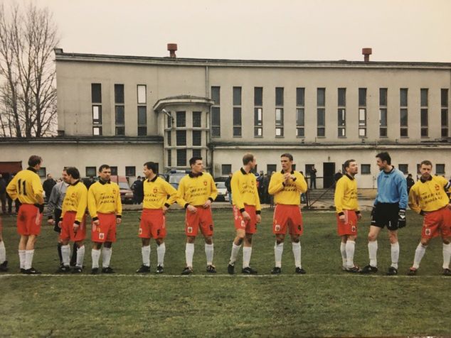 Drużyna Jagiellonii z początku XXI wieku na starym stadionie przy ulicy Jurowieckiej (fot. Archiwum Prywatne Mirosława Dymka)