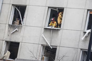 Mieszkanie w ogniu na Bemowie. Ewakuacja i akcja gaśnicza na 11. piętrze. W akcji wzięło udział 5 zastępów straży pożarnej