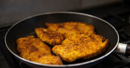 Wykrojone i rozbite kotlety marynuję w tej mieszance. Są soczyste jak nigdy wcześniej