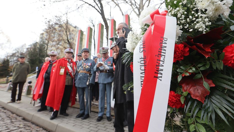 Skromna, ale bardzo ważna uroczystość przed Pomnikiem Poległych Dziesięciu Rąk