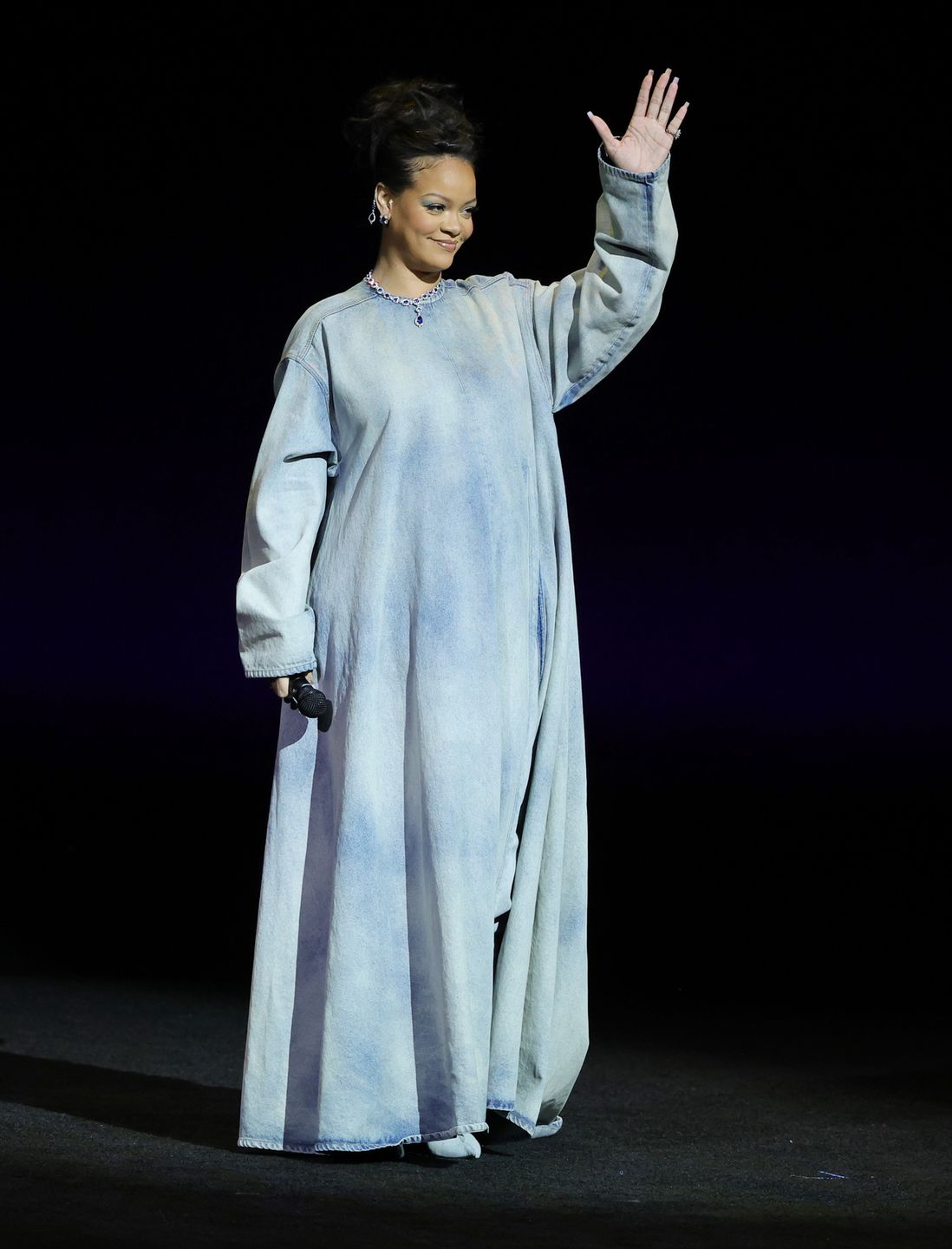 Rihanna w jeansowej sukience oversize