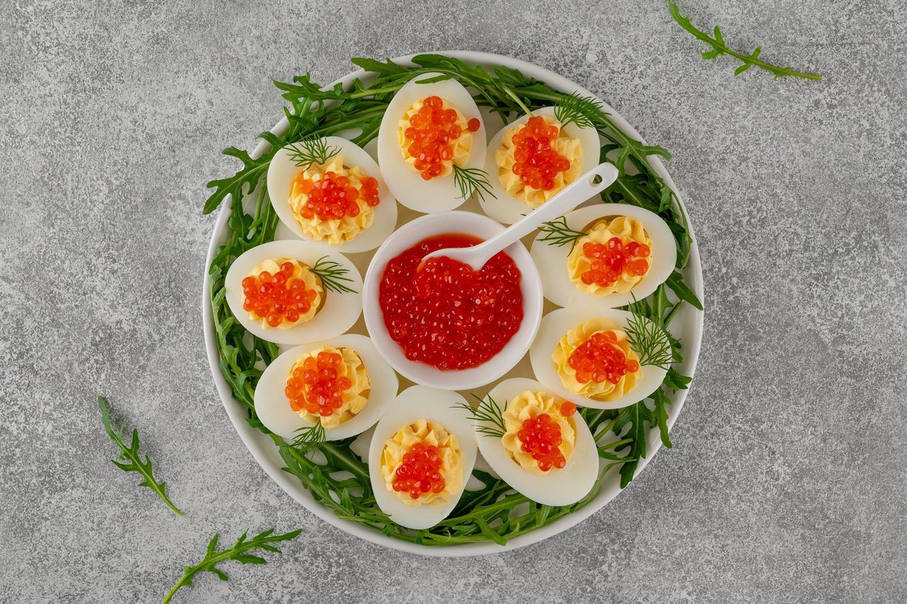 Jajka ozdobione kawiorem