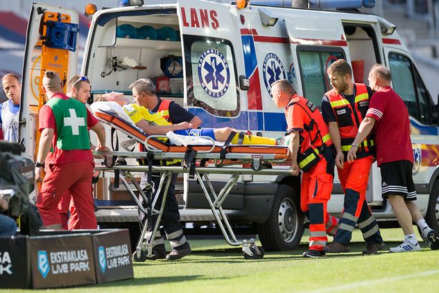 Ambulans zabrał Tadeusza Sochę do szpitala. Stamtąd dotarły już informacje, że piłkarz odzyskał przytomność. (Michał Chwieduk/Fokusmedia.com.pl/Newspix.pl)