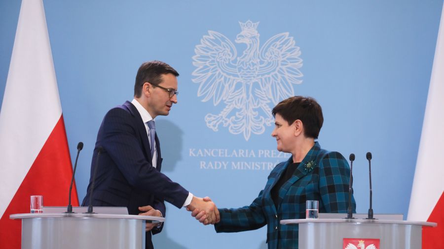 Decyzję o nagrodach podjęła Beata Szydło, ale tłumaczyć musi się Mateusz Morawiecki