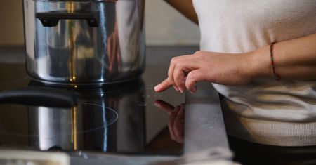 Wetrzyj w płytę indukcyjną. Rysy znikną w mig