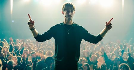 Pierre Niney: W czasach chaosu najłatwiej uwierzyć temu, kto obiecuje prostą odpowiedź