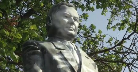 Pomnik Kaczyńskiego zdewastowany. To nie pierwszy raz