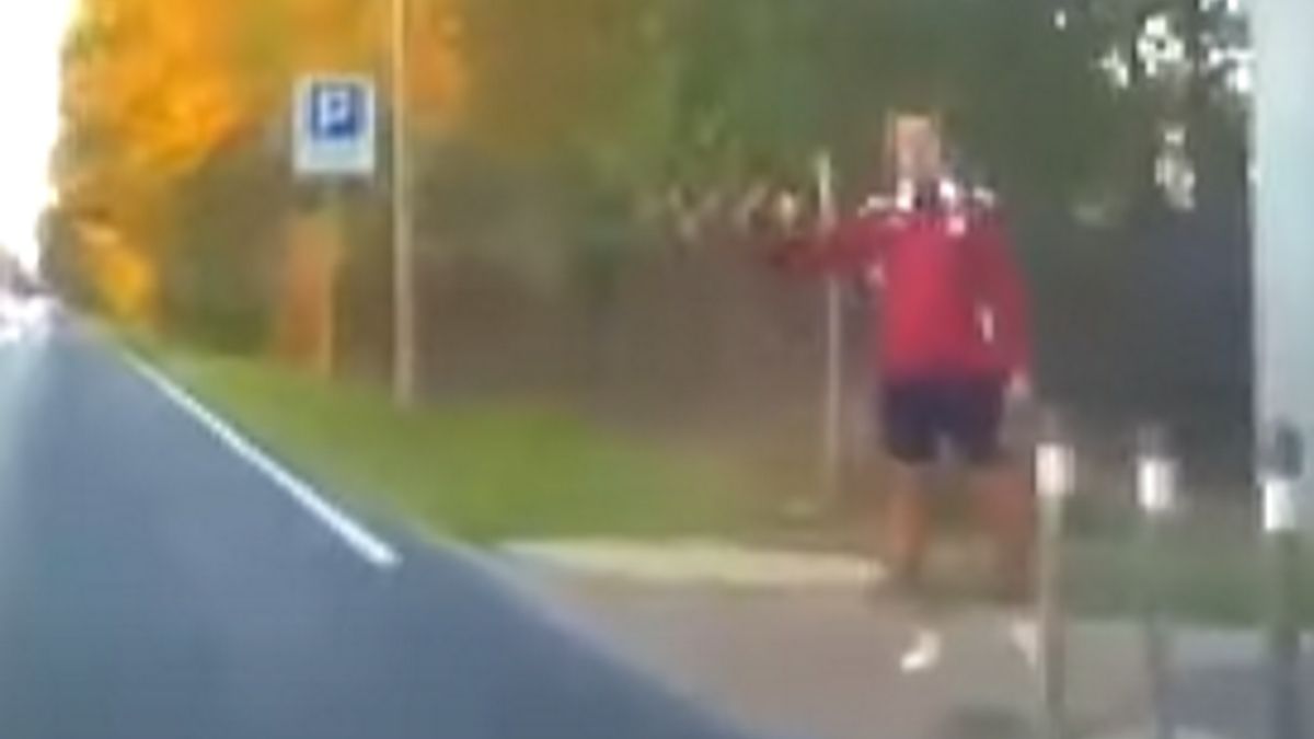 Kierowca zatrzymał się przy mężczyźnie