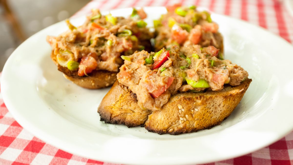 Grzanki z tuńczykiem są łatwe w przygotowaniu