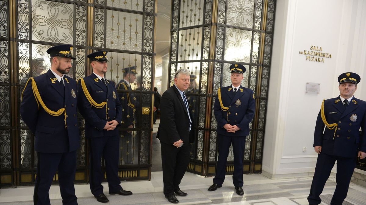 Strażnicy blokowali 16 grudnia dostęp do Sali Kolumnowej