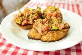 Grzanki z tuńczykiem z piekarnika – przepisy. Jak zrobić pyszną bruschettę z tuńczykiem?