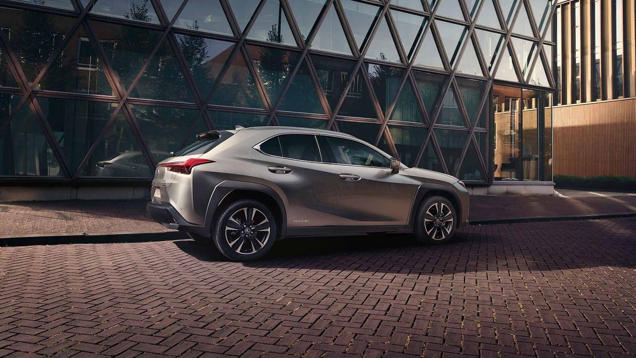 Stylowy SUV dostosowany do jazdy miejskiej. Poznaj Lexusa UX