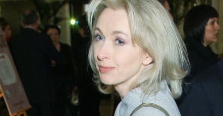 Dostało się Hołowni, Biedroniowi i... Stuhrowi. "Popłacz se Szymon nad Konstytucją"