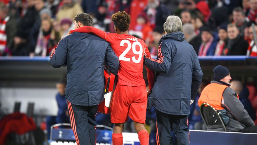 Getty Images / Michael Regan / Na zdjęciu: Kingsley Coman opuszcza boisko w asyście lekarzy Bayernu