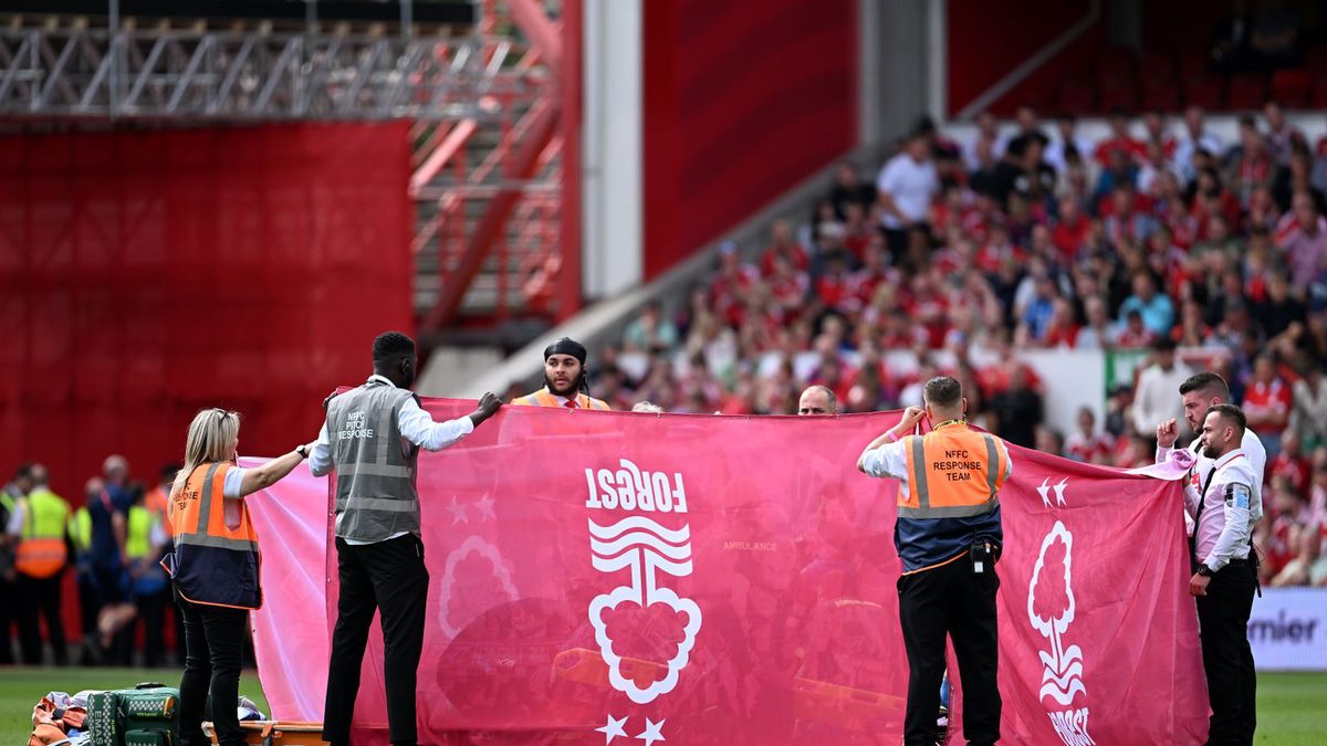 Getty Images /  Michael Regan / Ochroniarze osłaniającego kontuzjowanego Danilo