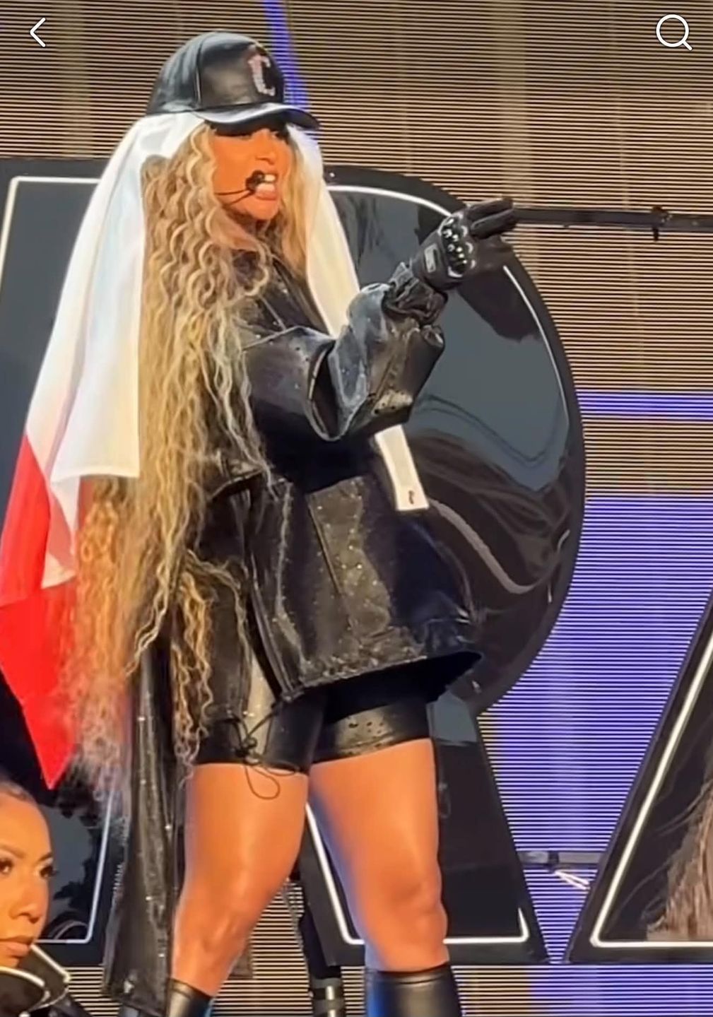Ciara wystąpiła w Poznaniu z flagą Polski na głowie