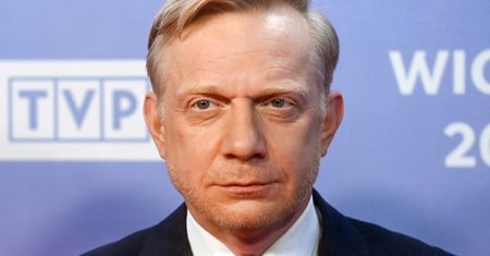 TYLKO NA PUDELKU: Gwiazdor TVP UKRYWA ROZWÓD?! Jego żona zabiera głos: "Musiałam z córkami opuścić mieszkanie"