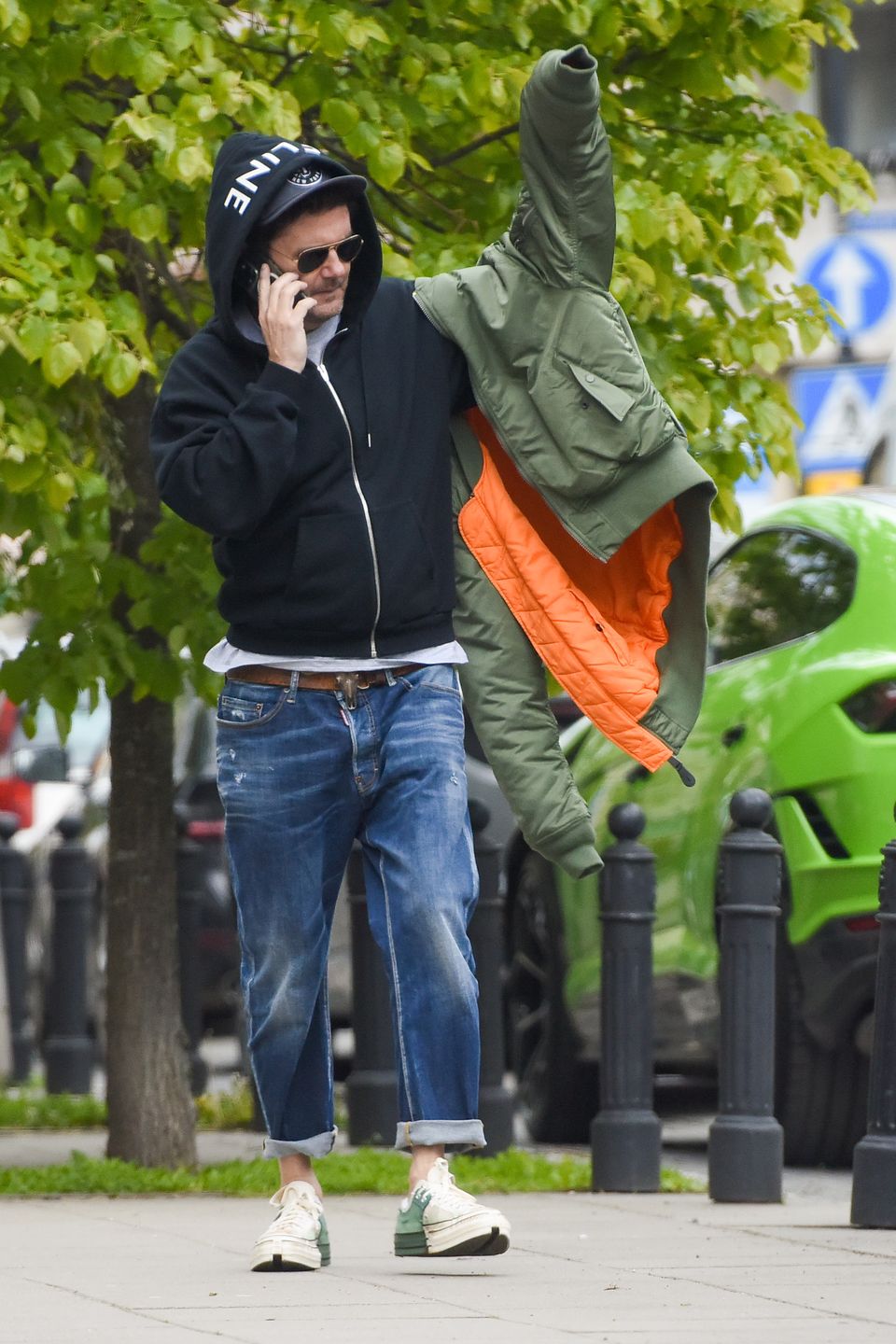 Kuba Wojewódzki załatwia sprawy na mieście