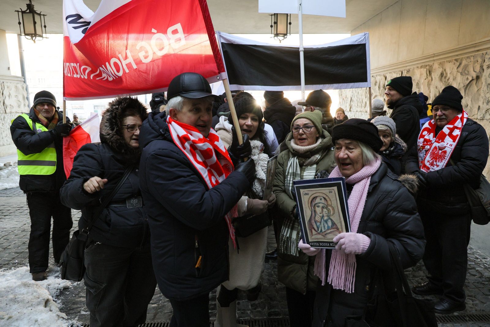wiadomości,aktualności,WP Wiadomości Ruszył proces ws. księdza Olszewskiego. Protest przed sądem