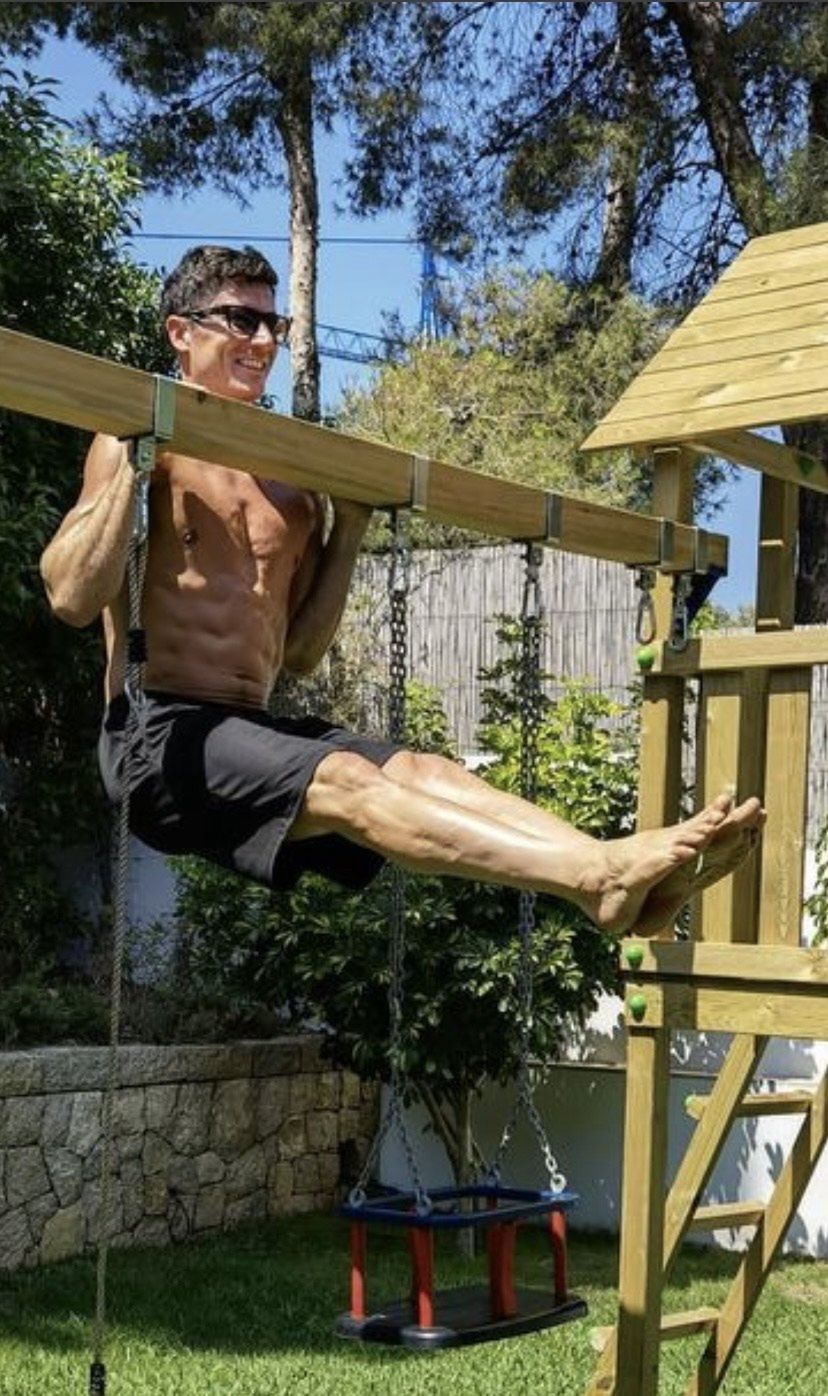 Skoczny jak żabka Robert Lewandowski robi trening na PLACU ZABAW