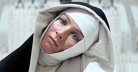 Ten film oburzył Kościół. Dziś główna gwiazda jeździ na wózku