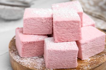 Łączę 3 składniki i w mig mam pyszny deser. Jest mięciutki i delikatny jak chmurka