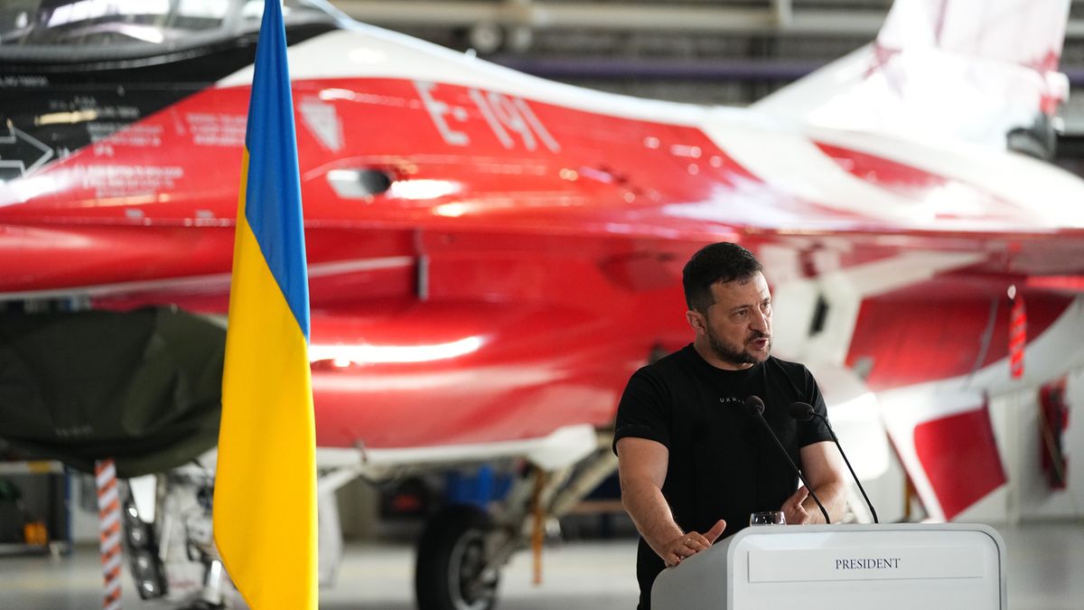 Ukrainian President Volodymyr Zelensky speaks at a press conference during a meeting with Denmark's Prime Minister Mette Frederiksen at Skrydstrup Airbase in Vojens, Denmark, 20 August 2023. The US State Department recently permitted Denmark to hand over F-16 fighter jets to Ukraine, a program to train Ukraine's pilots to the F-16s is already underway in Denmark. EPA/MADS CLAUS RASMUSSEN Dostawca: PAP/EPA.