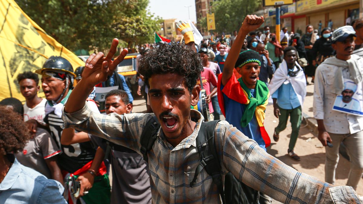 KHARTOUM, SUDAN - MARCH 14: People take part in demonstrations held near the presidential palace demanding the civilian rule and the release of political prisoners, in Sudan's capital Khartoum on March 14, 2022. (Photo by Mahmoud Hjaj/Anadolu Agency via Getty Images)
